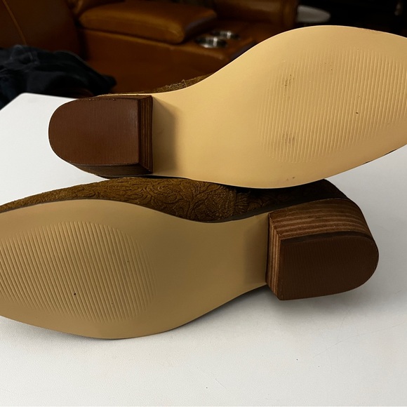 Yellow Box Caramel Embossed Leather Ankle Booties Size 8 - Picture 6 of 8